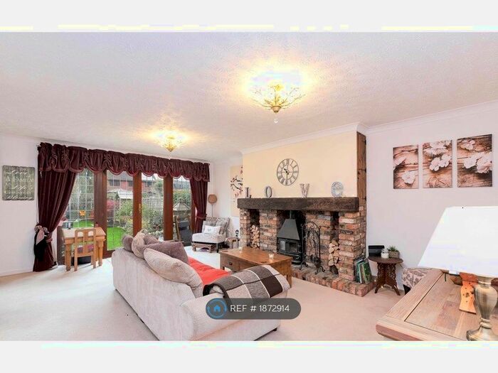 3 Bedroom Bungalow To Rent In Avenue Road, Hoddesdon, EN11