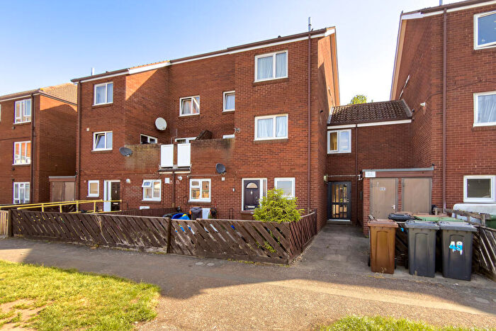 2 Bedroom Maisonette For Sale In Alness Close, Lincoln, Lincolnshire, LN6