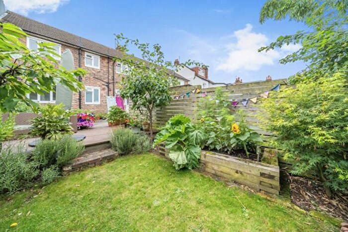 2 Bedroom Flat To Rent In Devereux Road London, SW11