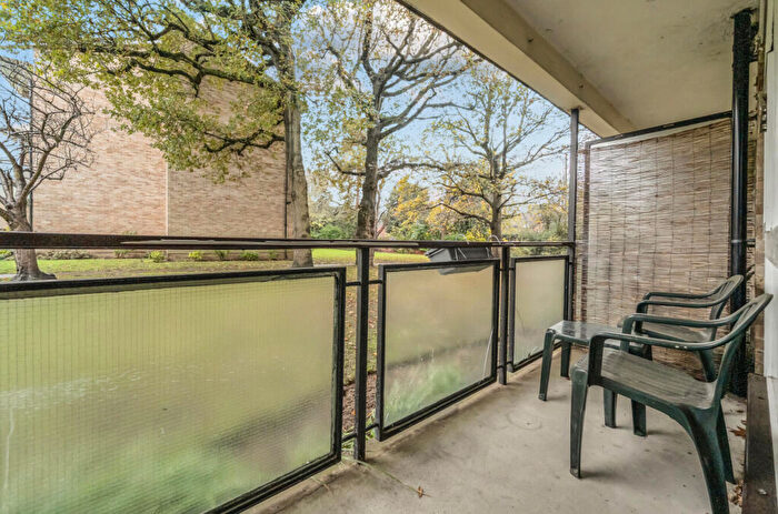 1 Bedroom Apartment For Sale In St. Marys, Victoria Road, Weybridge, KT13