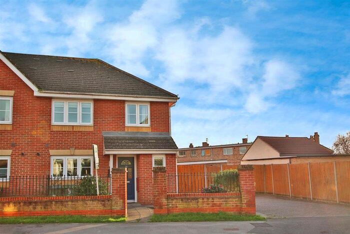 4 Bedroom Semi-Detached House To Rent In Warsash Road, Warsash, Southampton, SO31