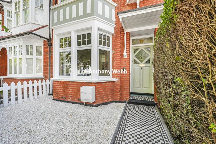 3 Bedroom House For Sale In Lightcliffe Road, Palmers Green, N13