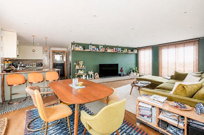 3 Bedroom Apartment To Rent In Gloucester Avenue, Camden, London, NW1