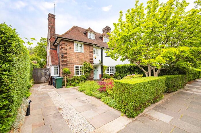 6 Bedroom Semi-Detached House For Sale In Meadway, London, NW11