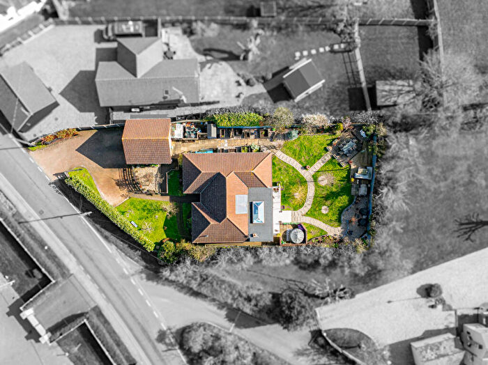 3 Bedroom Detached Bungalow For Sale In South Hanningfield Road, Chelmsford, CM3