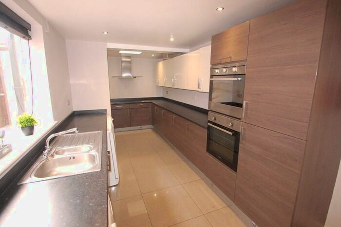 5 Bedroom House To Rent In Available St July, DE1