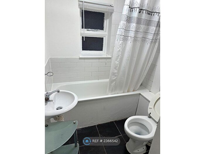 2 Bedroom Flat To Rent In Brendon Avenue, Luton, LU2
