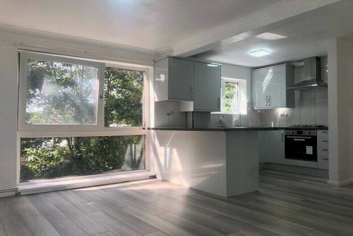 2 Bedroom Flat To Rent In Mayfair Close, Beckenham, BR3