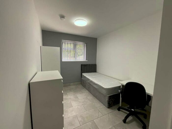 5 Bedroom Semi-Detached House To Rent In Beeston Road, Nottingham, Nottinghamshire, NG7