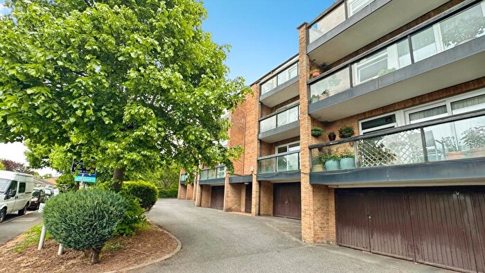 2 Bedroom Flat For Sale In Trendlewood Park, Bristol, BS16