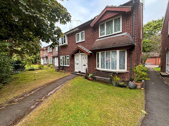 2 Bedroom Flat To Rent In Wycliffe Drive, Leeds, West Yorkshire, LS17