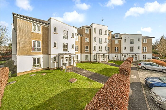 2 Bedroom Flat For Sale In Knaphill, Woking, Surrey, GU21