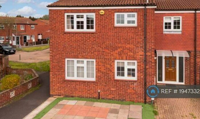 4 Bedroom Semi-Detached House To Rent In Grange Crescent, London, SE28