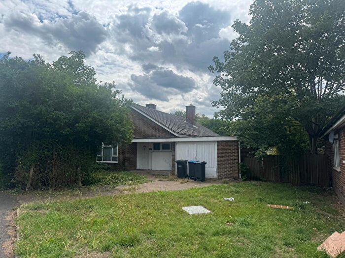 3 Bedroom Bungalow For Sale In Longheath Gardens, Croydon, Greater London, CR0