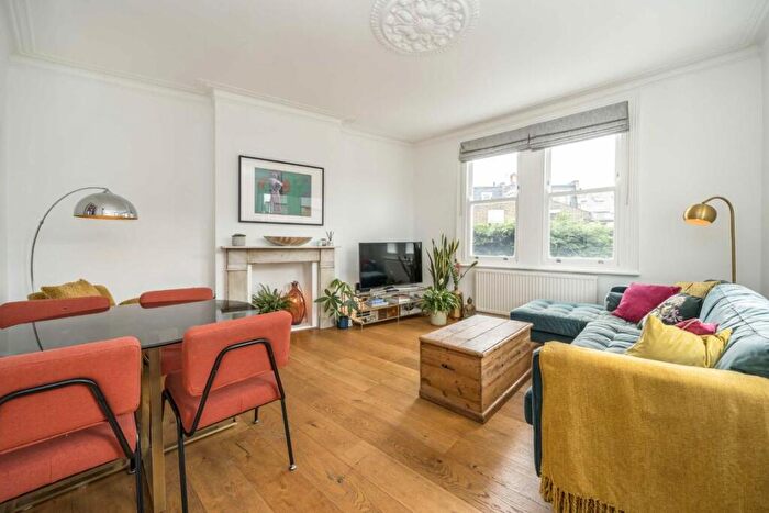 3 Bedroom Flat For Sale In Chestnut Grove, Balham, SW12