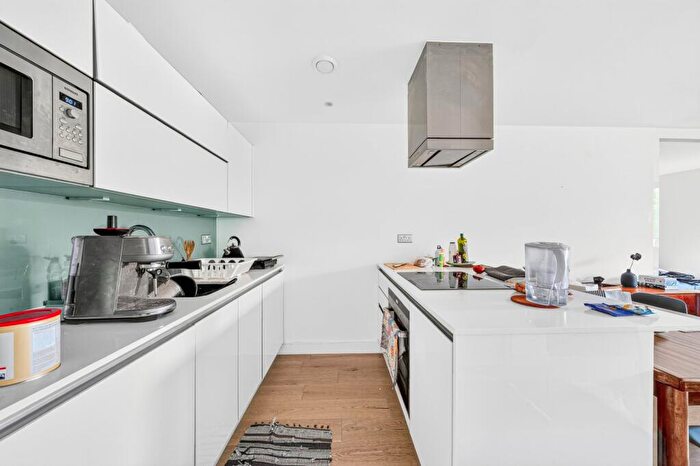 2 Bedroom Flat To Rent In Kensington Apartments, Commercial Street, E1