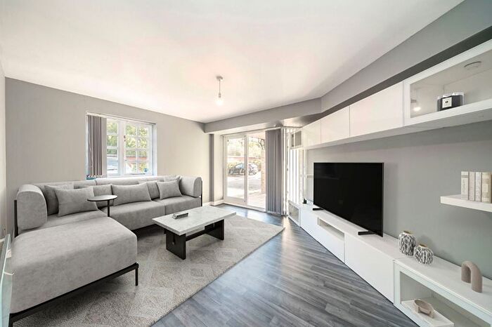 2 Bedroom Flat For Sale In Edith Cavell Way, Shooters Hill, SE18