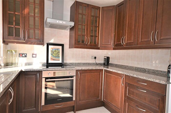 2 Bedroom Apartment To Rent In Littlebrook Avenue, Slough, SL2