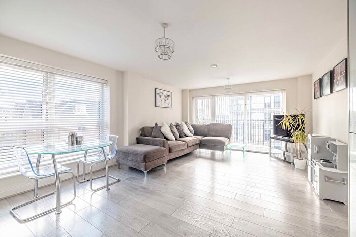 2 Bedroom Flat For Sale In Windsor Road, Slough, SL1
