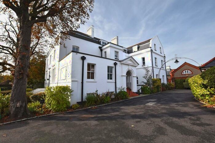 2 Bedroom Flat To Rent In Woodford Road, Snaresbrook, E18