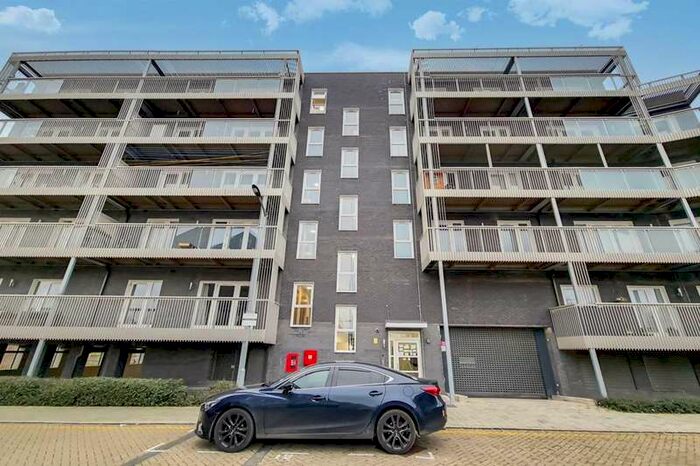 2 Bedroom Flat To Rent In De Pass Gardens, Barking, IG11