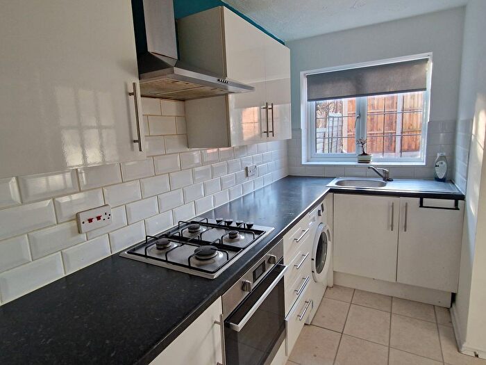 2 Bedroom Semi Detached House To Rent In Hedley Rise, Luton, LU2