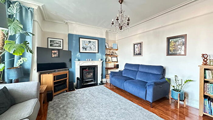 4 Bedroom Semi-Detached House For Sale In The Brent, Dartford, DA1