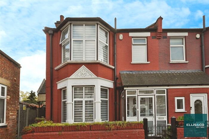 3 Bedroom End Of Terrace House To Rent In Claverley Villas, Finchley, N3