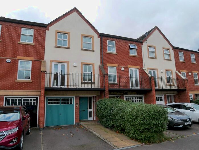 4 Bedroom Town House To Rent In Eaton Drive, Rugeley WS15