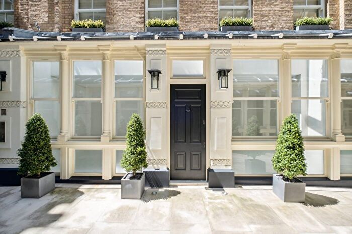 2 Bedroom Flat For Sale In Pinks Mews, - Dyer's Buildings, EC1N