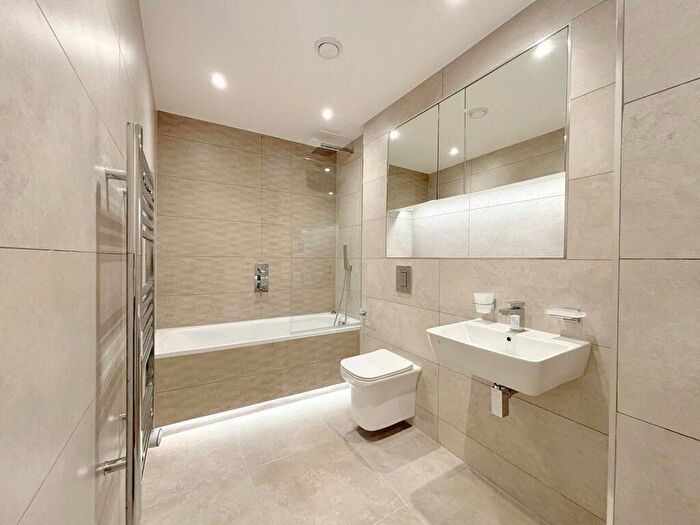 2 Bedroom Flat To Rent In Farnborough Road, Farnborough, Surrey, GU14