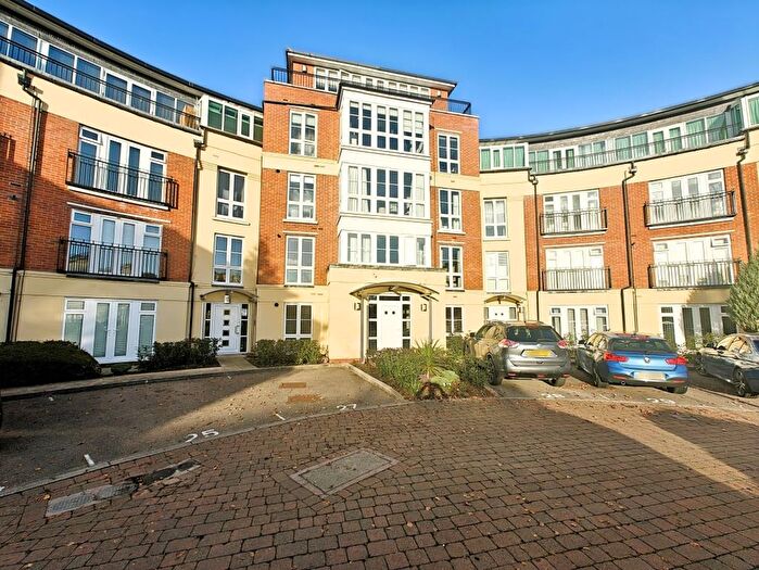 3 Bedroom Flat For Sale In Trevelyan Court, Windsor, SL4