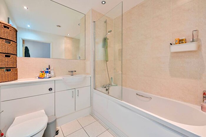 2 Bedroom Flat For Sale In Guildford Road, Woking, GU22