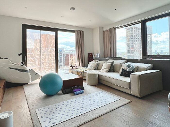 3 Bedroom Flat To Rent In Viaduct Gardens, London, SW11