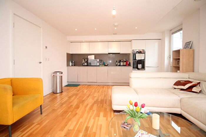 2 Bedroom Flat To Rent In Apartment, Vale Court, Ealing Road, Brentford, TW8