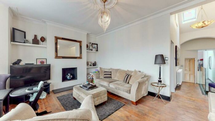 2 Bedroom Flat To Rent In Leighton Gardens, Kensal Rise, London, NW10