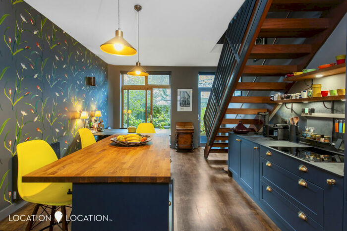 2 Bedroom Flat To Rent In Red Square, N16