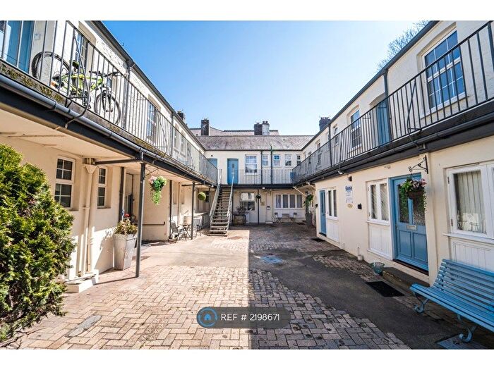 2 Bedroom Flat To Rent In Trinity Mews, Torquay, TQ1