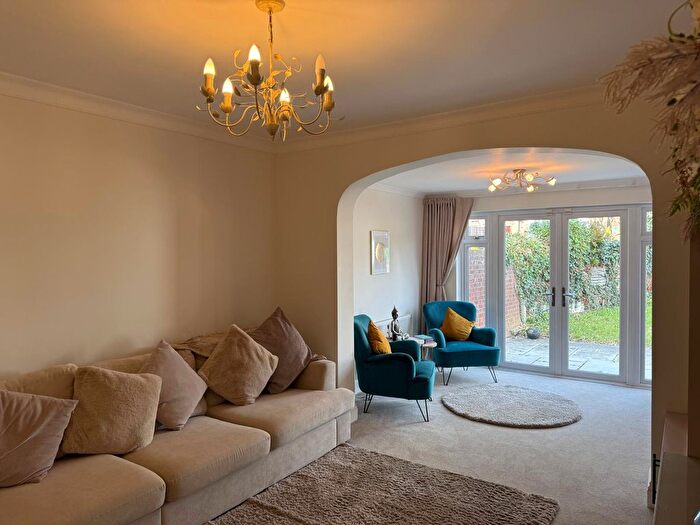 4 Bedroom Semi Detached House For Sale In Minterne Avenue, Southall, UB2