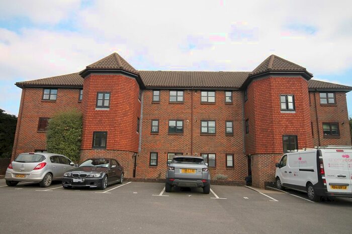 2 Bedroom Flat To Rent In Maple Leaf Close, Biggin Hill, Westerham TN16