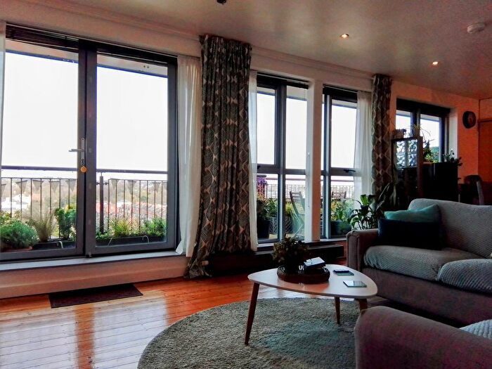 2 Bedroom Flat To Rent In Raleigh Street, Nottingham, NG7