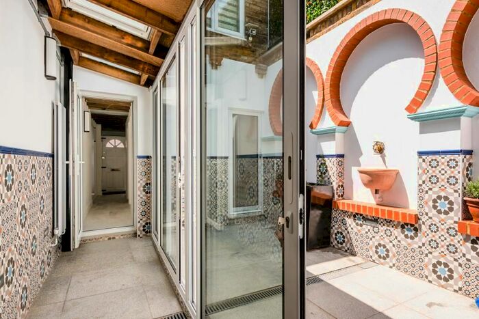 2 Bedroom Flat To Rent In New Cross Road, London, SE14