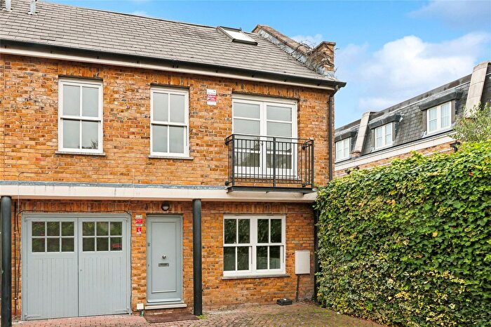 3 Bedroom Mews For Sale In Short Road, London, W4