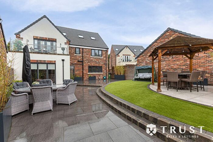 5 Bedroom Detached House For Sale In Rooms Lane, Morley, LS27