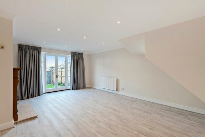 4 Bedroom Flat To Rent In Hurlingham Square, Peterborough Road, London, SW6