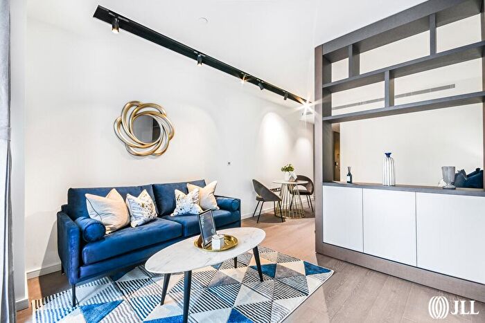 Flat To Rent In Park Drive, Canary Wharf, E14