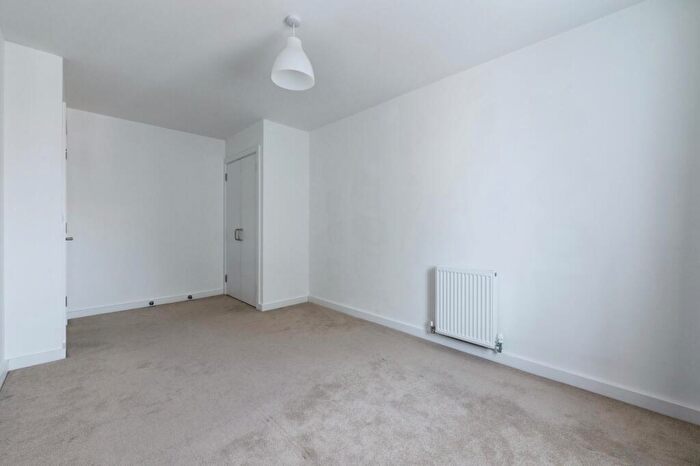 2 Bedroom Flat For Sale In Carnarvon Road, Southend-on-Sea, Essex, SS2