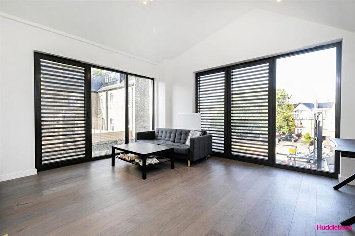 2 Bedroom Flat To Rent In Green Lanes, London, N8