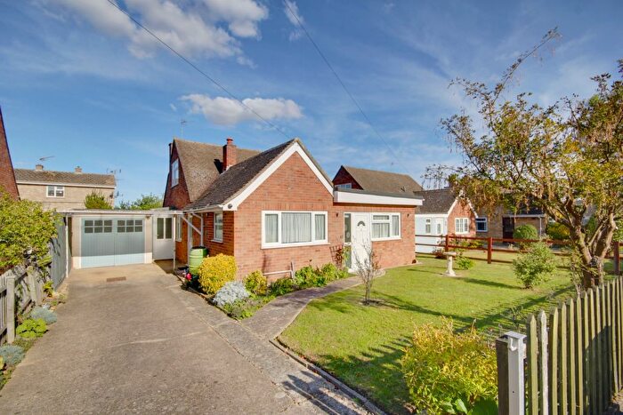 3 Bedroom Chalet For Sale In Abbots Crescent, St. Ives, Cambridgeshire, PE27