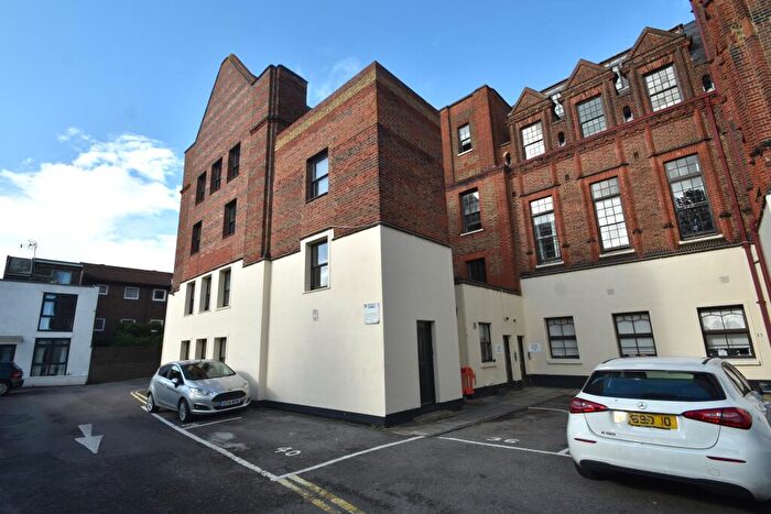 2 Bedroom Flat To Rent In Lawrence Road, Southsea, Hampshire, PO5